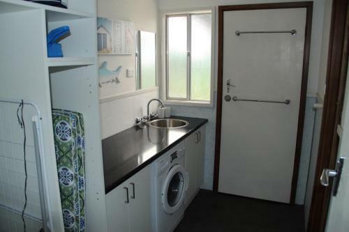 The Beach Shack - Ocean Views, Close To The Beach
