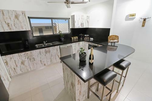 Beach Escape Apartment (2 Levels Apt)