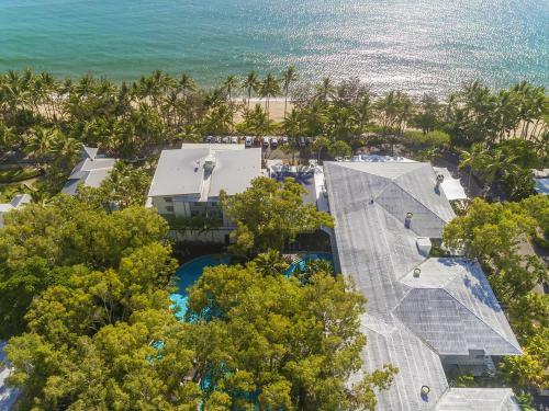 Palm Cove Beachside Apartment - Pool And Garden View