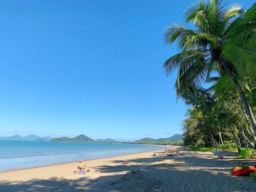 Palm Cove Beachside Apartment - Pool And Garden View