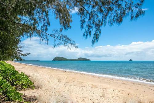 Palm Cove Beachside Apartment - Pool And Garden View