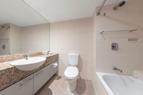 Palm Cove Beachside Apartment - Pool And Garden View