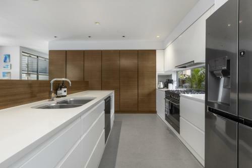 5 Bedroom Beachside Entertainer By Uholiday