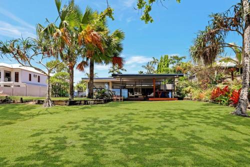 Stylish Beachfront House With Private Pool