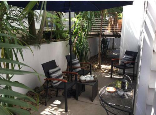 Oasis On Edwards - 2 Bedroom Apartment - Private Pool