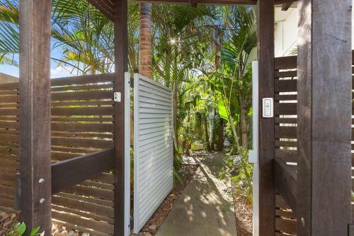 Oasis On Edwards - 2 Bedroom Apartment - Private Pool