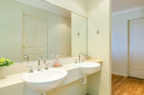Loralyn - Waterfront, Wheelchair Accessible