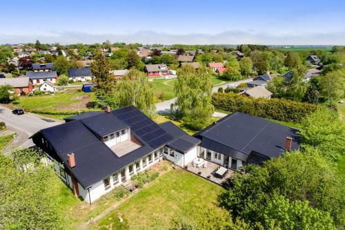 Large And Beautifully Decorated Pool House On Osterlen