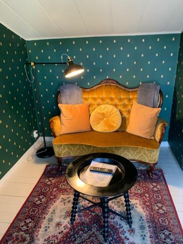 Hotel Tv� Sm� Svin Bnb
