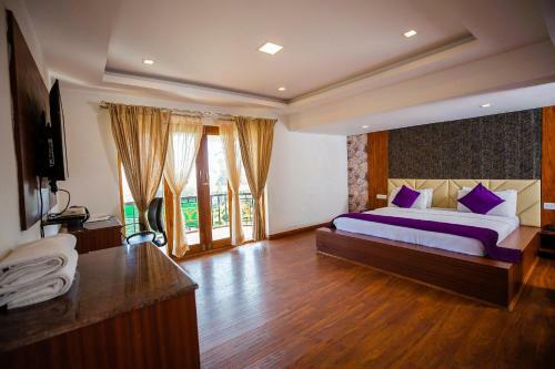 Hotel Hinodes And Suites