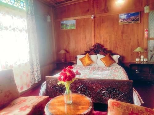 Hotel Houseboat Sheikh Palace