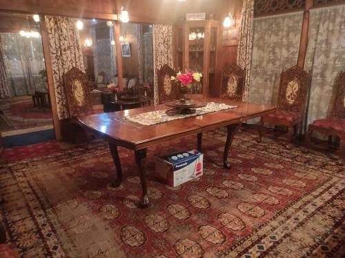 Hotel Houseboat Sheikh Palace