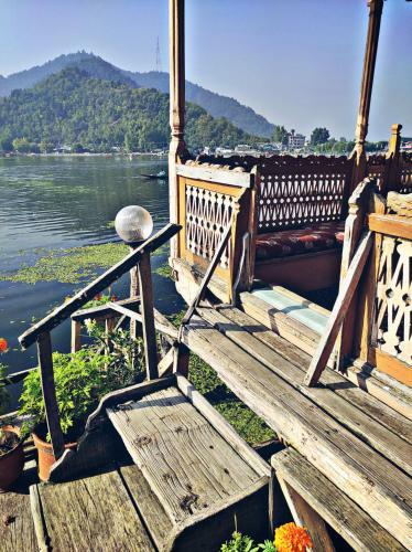 Hotel Houseboat Sheikh Palace