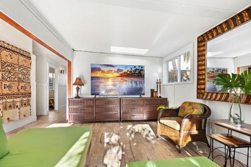 Vintage Lahaina Home-a Place Where Memories Meet History.