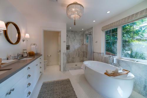 Makana Pool House Home