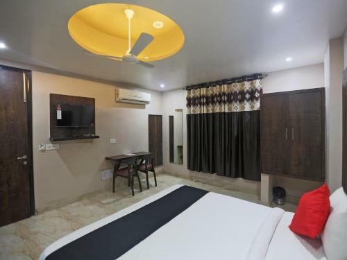 Collection O 81871 Hotel Ashray
