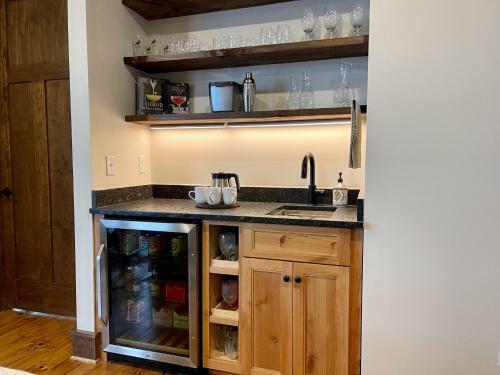 Modern Mountain Getaway, Pet Friendly, Wifi, Long Range Sunset Views - Golden Eagle Landing Cabin