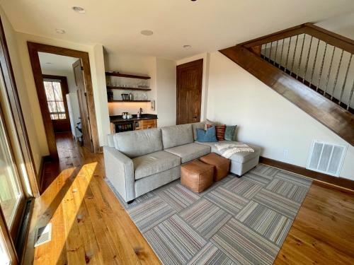 Modern Mountain Getaway, Pet Friendly, Wifi, Long Range Sunset Views - Golden Eagle Landing Cabin