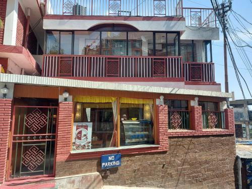 Hostal Auspicious Him Dharshan