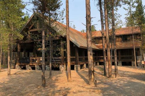 Yellowstone Crossing Lodge