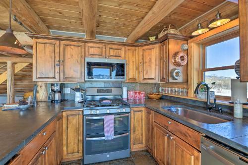 Southwestern-chic Cabin With Sweeping Mtn Views