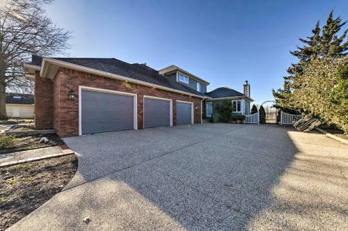 Lavish Lakefront Retreat With Deck And Fire Pit!