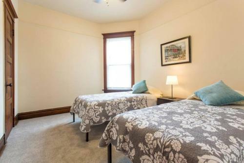 Apartamento Wrigley Oasis! Steps From The Field! - 3bd 1ba