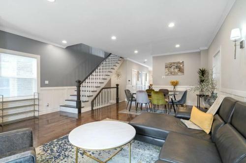 Luxe 6br House Trendy Logan Square Garage Access
