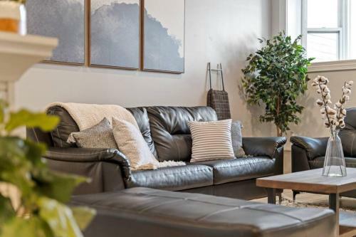Luxe 6br House Trendy Logan Square Garage Access