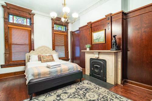 Luxurious Classic Gold Coast Villa For 12 Guests