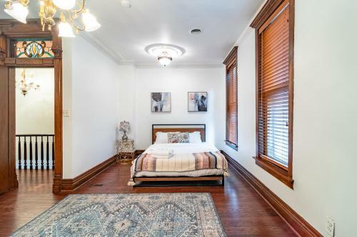 Luxurious Classic Gold Coast Villa For 12 Guests