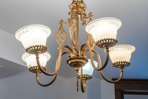 Luxurious Classic Gold Coast Villa For 12 Guests