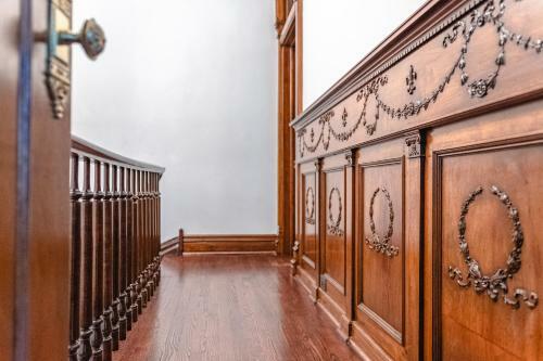 Luxurious Classic Gold Coast Villa For 12 Guests