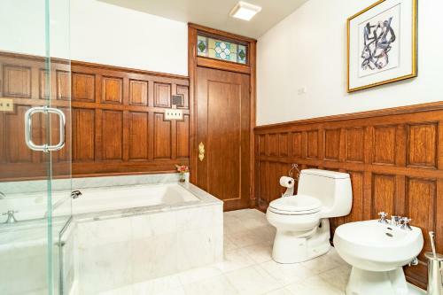 Luxurious Classic Gold Coast Villa For 12 Guests