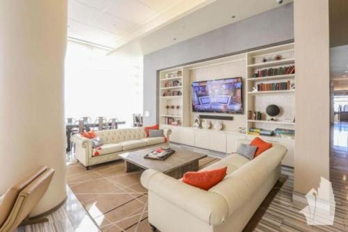 Stunning 1 Bedroom Apartment With Full Amenities By C9