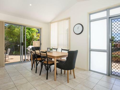 Salty Breeze - Pet Friendly - 10 Mins Walk To Beach