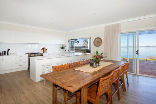 Tranquility Absolute Waterfront - Pet Friendly - 10 Mins To Hyams Beach