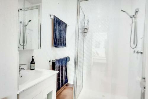 Modern 3 Bedroom Apartment, Beach, Surf & Shops