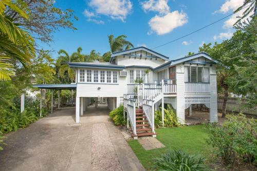 Tropical Qldlnder Walk To Strand North Ward