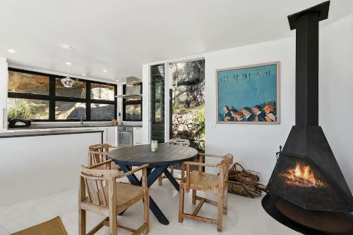 Cape Mackerel Cabin With Magic Palm Beach & Pittwater Views