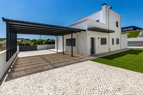 Captivating 4-bed House In Cadaval District-lisbon