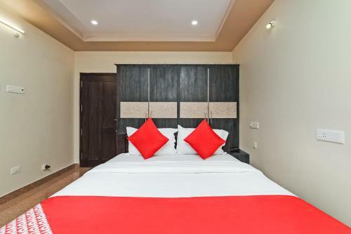 Hotel Vaccinated Staff - Oyo 28131 Bhimas Residency
