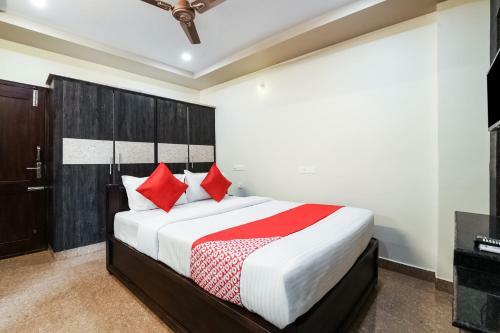 Hotel Vaccinated Staff - Oyo 28131 Bhimas Residency