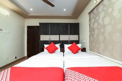 Hotel Vaccinated Staff - Oyo 28131 Bhimas Residency