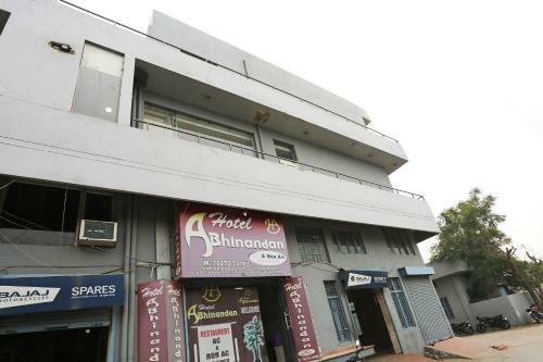 Oyo 28227 Hotel Abhinandan