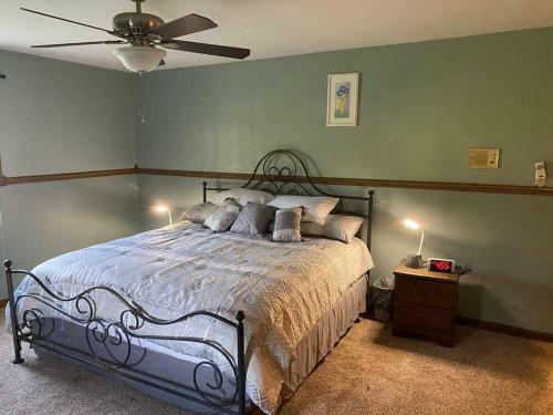 Cheerful 4 Br/2 Baths Between Evansville/ Newburgh
