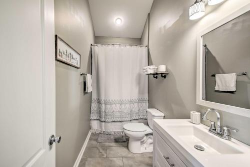 Sunny Duplex With Fire Pit, 2 Mi To Dtwn Indy