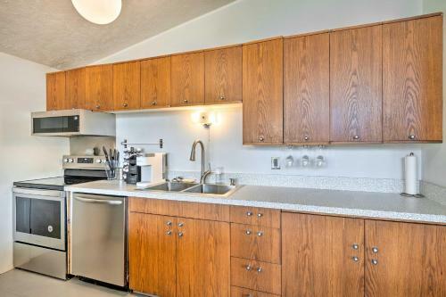 Mid-century Modern Escape - 8 Mi To Downtown!