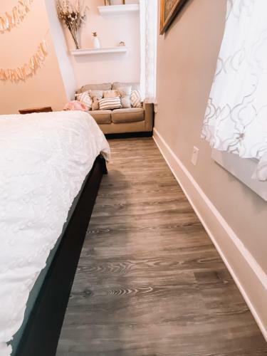 Fairgrounds Farmhouse: Entire Home And Pet Friendly
