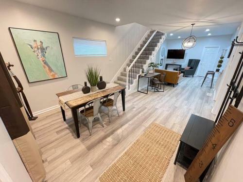 Jazzy Giraffe 3 Bed 3 Bath 4 Min To Downtown